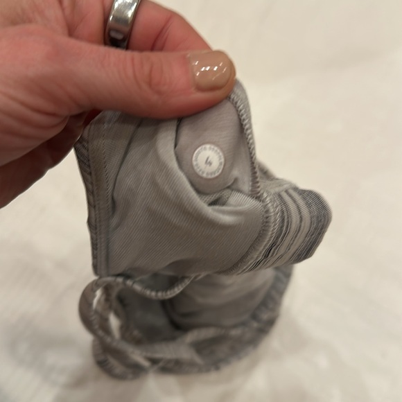 lululemon Size 4 Energy Bra in Wee Are From Space Ice Grey Alpine White - Picture 4 of 4